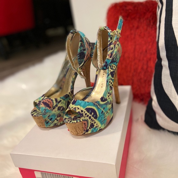 Shoes - Picture 2 of 4